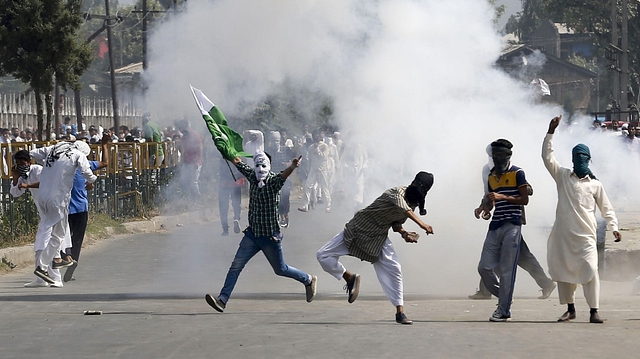 Kashmiri protesters pelting stones at the police and paramilitary soldiers. (Waseem Andrabi/Hindustan Times via Getty Images)