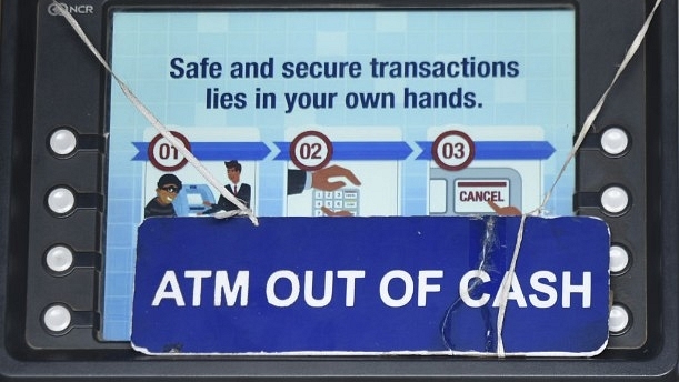  An ATM with a sign board showing no cash at Bengali Market, near Mandi House, on 17 April 2018 in New Delhi. (Vipin Kumar/Hindustan Times via Getty Images)