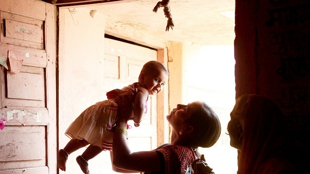 A mother playing with a girl child (Sattish Bate/Hindustan Times via Getty Images)