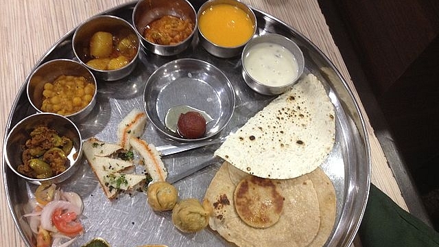 Gujarati thali (Nvthchester/Wikimedia Commons)