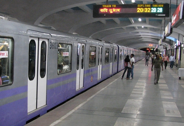 A train on the North South line of the Kolkata Metro (Naikshewta/Wikimedia Commons)