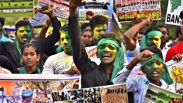 Delhi Tamil people shout slogans during a peace protest march on Cauvery water dispute issue in New Delhi. (Raj K Raj/Hindustan Times via Getty Images)