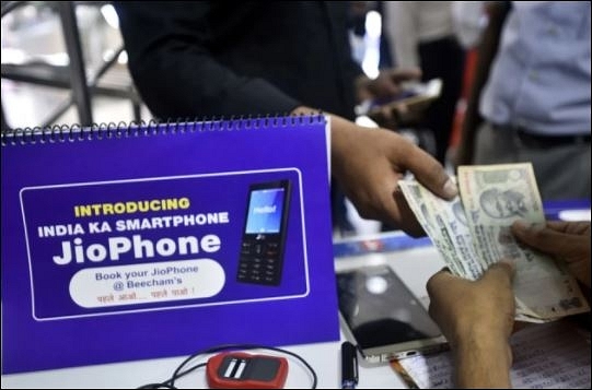 Customers at a Reliance Jio store in Connaught Place. (Arun Sharma/Hindustan Times via GettyImages) 