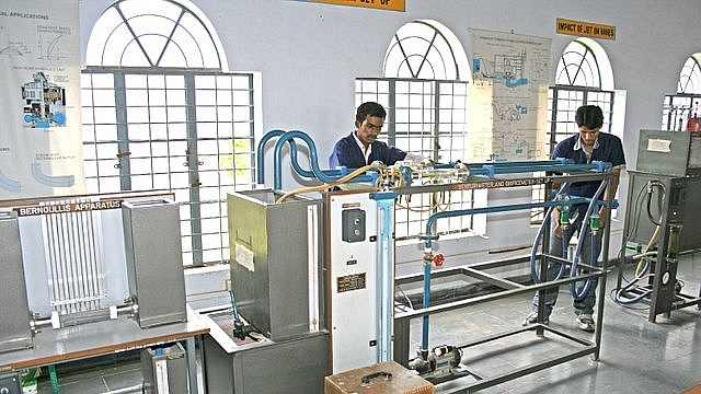 Students at an electrical and electronics lab (Bharat Institute of Engineering and Technology/Wikimedia Commons)