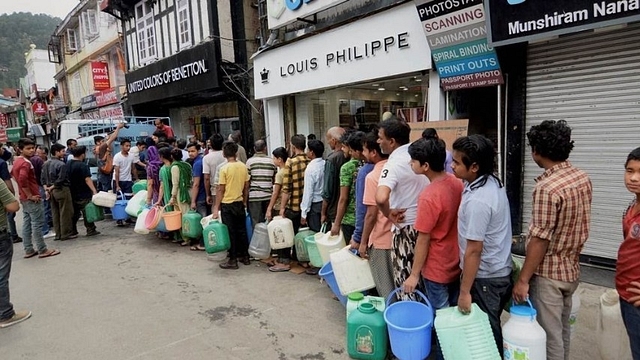 People queue up for water in front tankers in Shimla. (pic via Twitter)