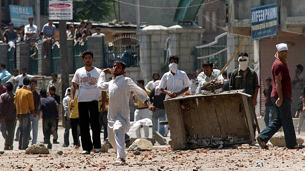 Kashmiri protestors throw stones. (TAUSEEF MUSTAFA/AFP/Getty Images)