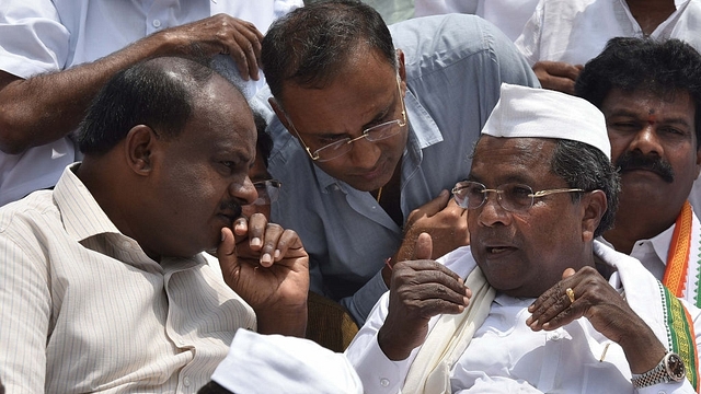 Former Karnataka Chief Minister Siddaramaiah  with Janata Dal (S) Chief Minister Kumaraswamy during a joint protest. (Arijit Sen/Hindustan Times via Getty Images)   