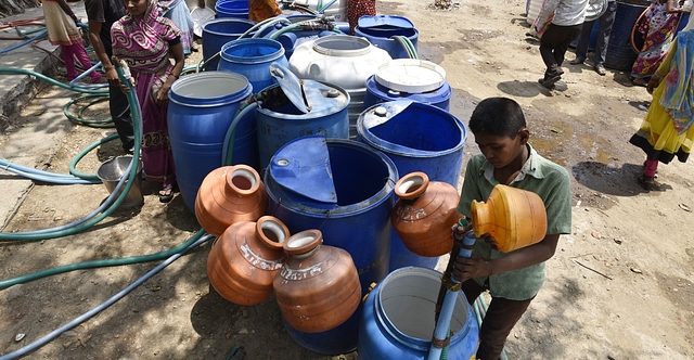 Water stress: Villagers of Masurdi in the Latur district of Marathwada region wait for the water tanker. (Anshuman Poyrekar/Hindustan Times via GettyImages)&nbsp;