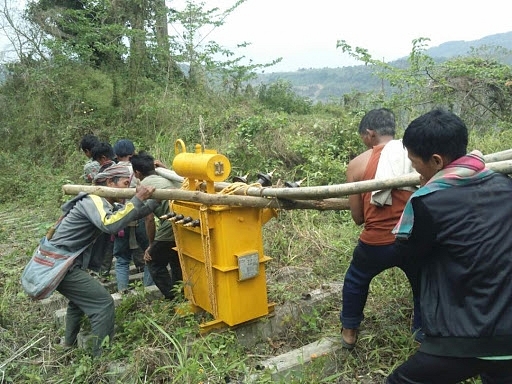 These are people lifting the infra for power in a village. (Twitter.com/narendramodi)