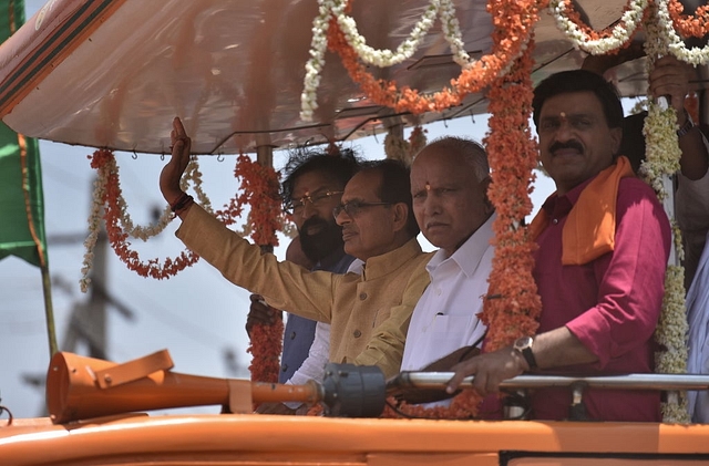 BJP candidate from Molakalmuru, Sriramulu, with Madhya Pradesh Chief Minister Shivraj Chouhan, BJP state president B S Yeddyurappa and mining baron Janardhan Reddy  in Chitradurga. (Arijit Sen/Hindustan Times via Getty Images)