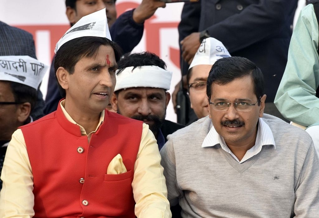 Kumar Vishwas (L) with AAP supremo Arvind Kejriwal. (Sonu Mehta/Hindustan Times via Getty Images)