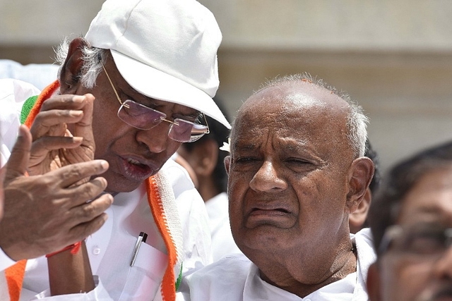 Leader of opposition Lok Sabha Mallikarjun Kharge speaks to Janata Dal (secular) Chief Deve Gowda. (Arijit Sen/Hindustan Times via Getty Images)