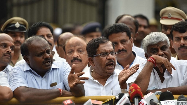 Karnataka Pradesh Congress Committee (KPCC) President Parmeshwara (2nd R front) and Janata Dal (secular) leader Kumaraswamy (Arijit Sen/Hindustan Times via Getty Images)