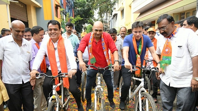 Indrajit Lankesh (C) with the BJP candidate from Malleshwaram Dr. Ashwath Narayan (L). (pic via Twitter)