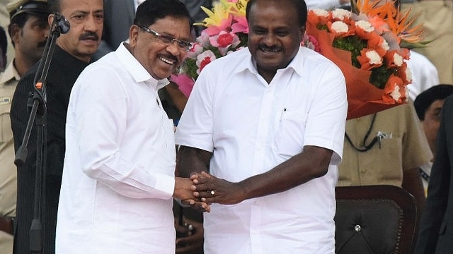 Deputy CM G Parmeshwara (L) with CM Kumaraswamy. (Arijit Sen/Hindustan Times via Getty Images)