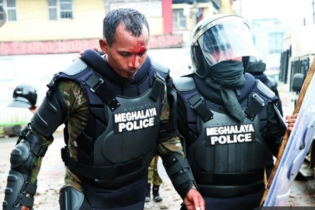 A Meghalaya police personnel injured due to stone pelting. (pic via akdwaaz/Twitter)