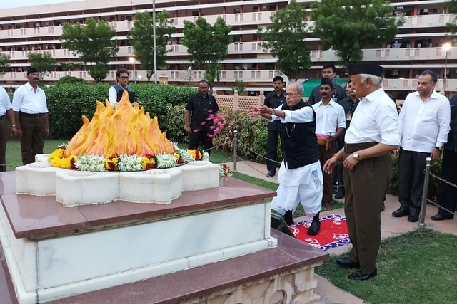 Former president Pranab Mukherjee paying his respects at the memorial of RSS founder MS Golwalkar in Nagpur. (GettyImages)