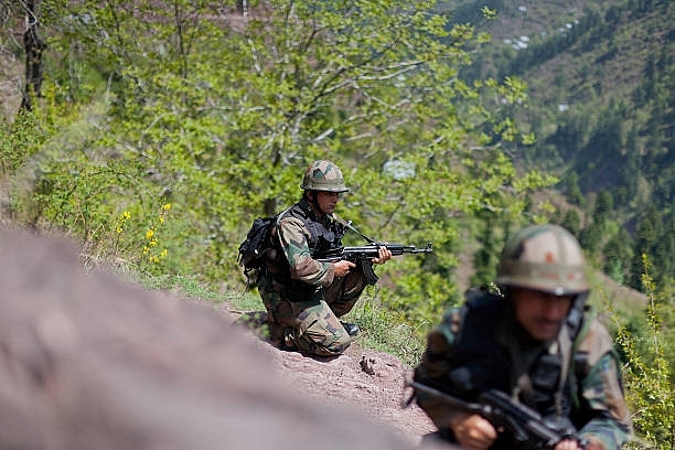 Indian army soldiers patrol the the Line Of Control. (Yawar Nazir/NurPhoto) (Photo by NurPhoto/NurPhoto via Getty Images)