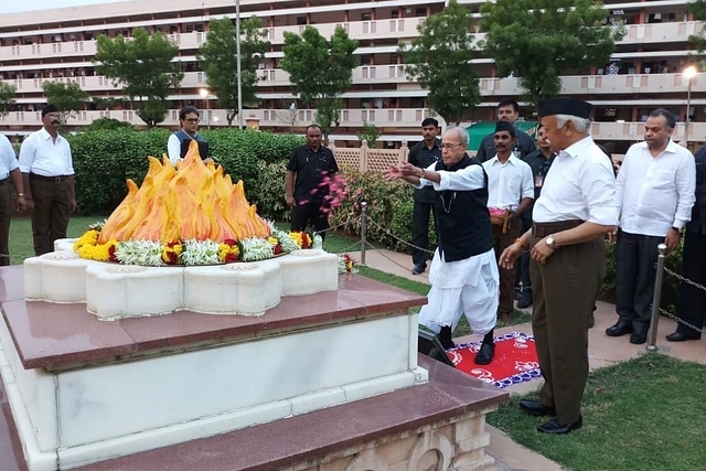  Former president Pranab Mukherjee paying his respects at the memorial of RSS founder M S Golwalkar in Nagpur. (GettyImages)