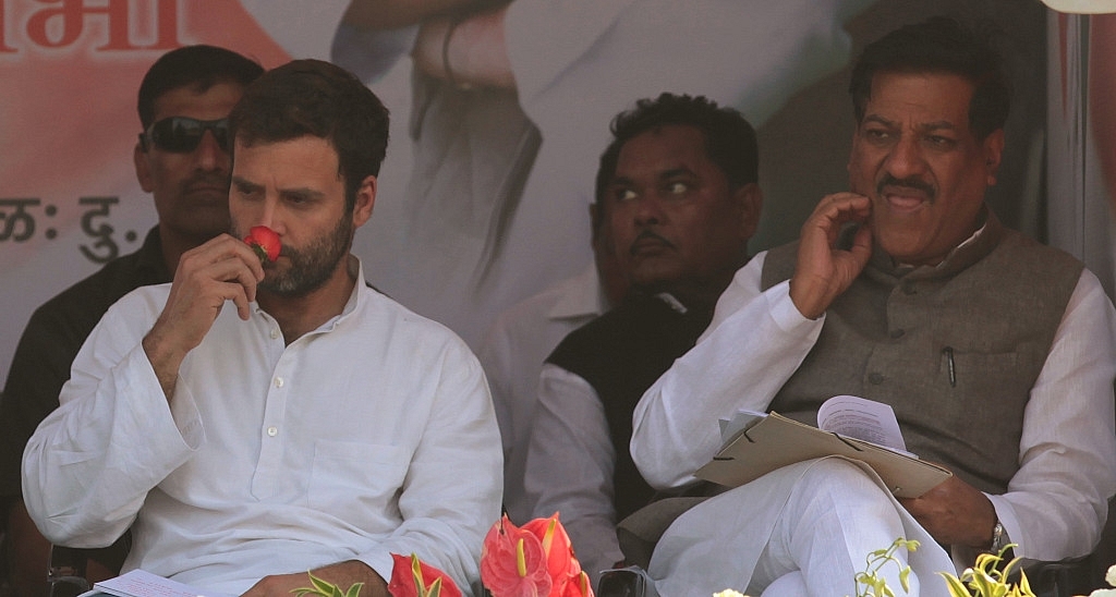 Congress President Rahul Gandhi along with former Maharashtra Chief Minister Prithviraj Chavan. (Vijayanand Gupta/Hindustan Times via Getty Images)