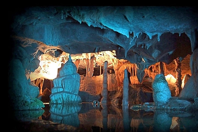 The Mawmluh cave in Meghalaya. (pic via Twitter)