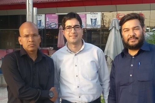 Shah Faesal (centre) (pic via Twitter)