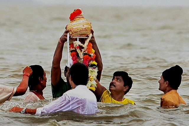 Immersing the ashes in a water body creates ecological and pollution problems that are aggravating by the day. (Satish Bate/Hindustan Times via GettyImages)