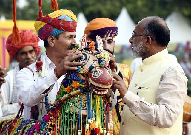 MoS Tourism K J Alphons with an artist. (Sonu Mehta/Hindustan Times)&nbsp;