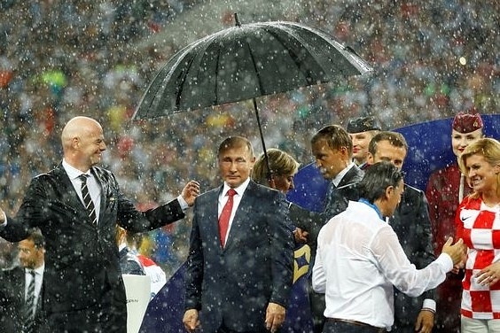 Putin (centre) with the French and Croatian heads of state. (pic via Twitter)