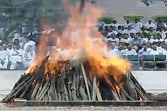 Former prime minister Atal Bihari Vajpayee’s funeral pyre (@dhaval241086/Twitter)