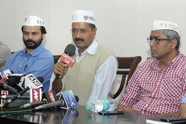 Ashish Khaitan (L) with Arvind Kejriwal and Ashutosh (R) (Sushil Kumar/Hindustan Times via Getty Images)