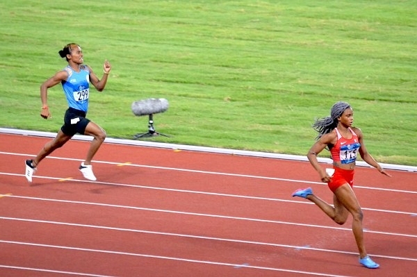 Hima Das coming second to Salwa Naser(@g_rajaraman/Twitter)