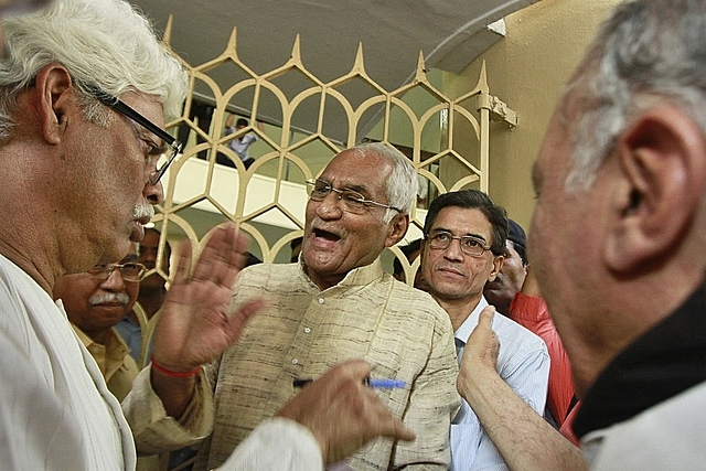 Erstwhile Sahitya Akademi Chief  talking to protesters who claimed intolerance was rising (Sanjeev Verma/Hindustan Times via Getty Images)