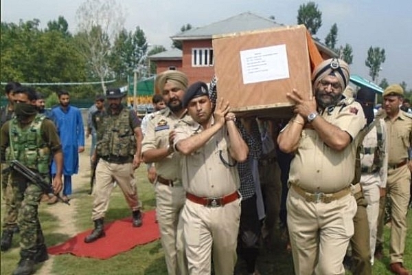 Wreath laying ceremony of slain policeman Fayaz Ahmad Shah (@kashmirpolice/Twitter)