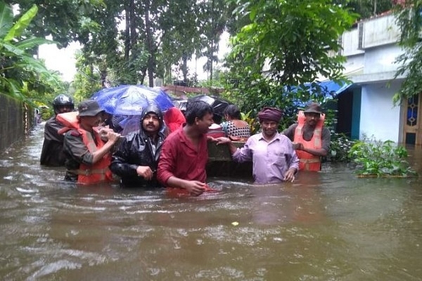 Madras Regiment safely evacuates more than 30 civilians which includes 3 infants and 5 old aged individuals from the low laying areas of Chalkka, near Aluva (@DefencePROTvm/Twitter)