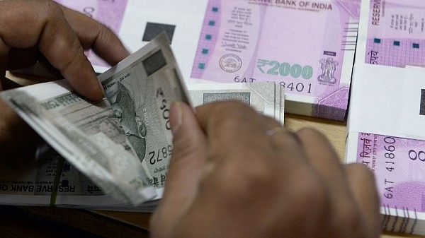 A bank staff member counts Indian 500 rupee notes. (INDRANIL MUKHERJEE/AFP/Getty Images)&nbsp;