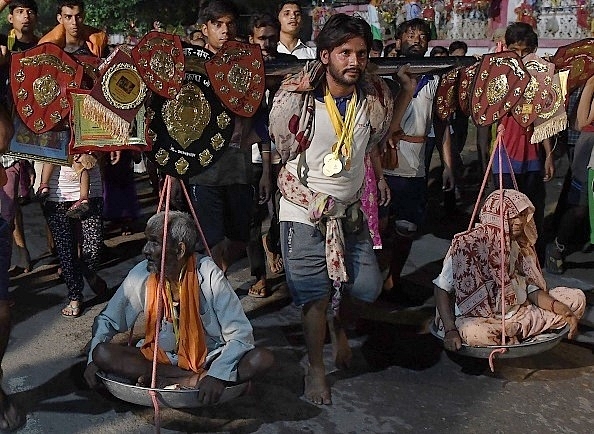 This time, a man  carried his grandfather and grandmother for the Kanwar Yatra in Meerut. (Swarajya)
