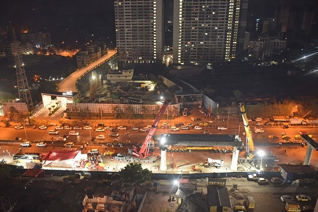 Cranes lift the first U-girder for Mumbai Metro’s Line 7 (Pratham Gokhale/Hindustan Times via Getty Images)