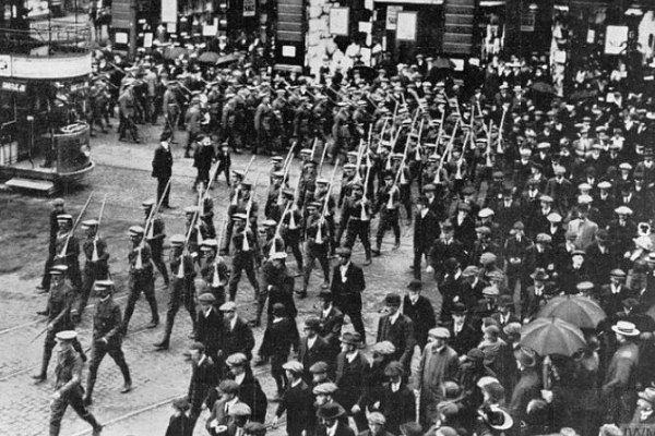 A still of soldiers getting ready for battle during the First World War (@thehistorian15/Imperial War Museum)