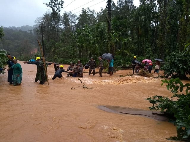 Army rescuing people in Kodugu, Karnataka (@adgpi/Twitter)