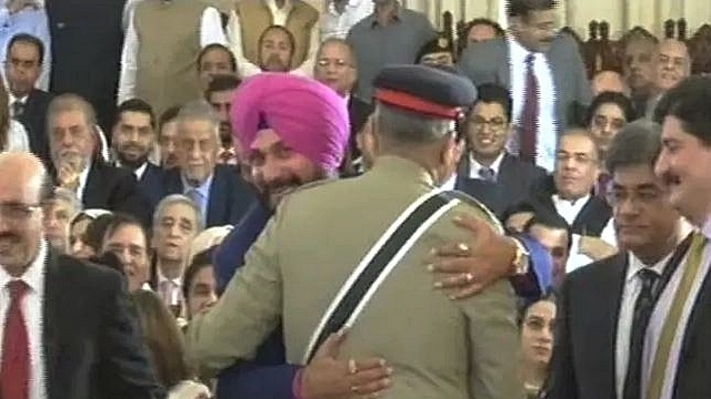 Navjot Sidhu hugging the Pakistan Army chief (@Chellany/Twitter)