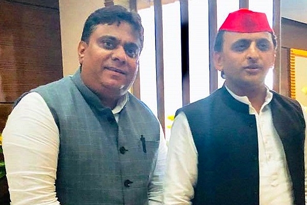 Samajwadi Party Councillor Rais Shaikh with party president Akhilesh Yadav (Facebook)