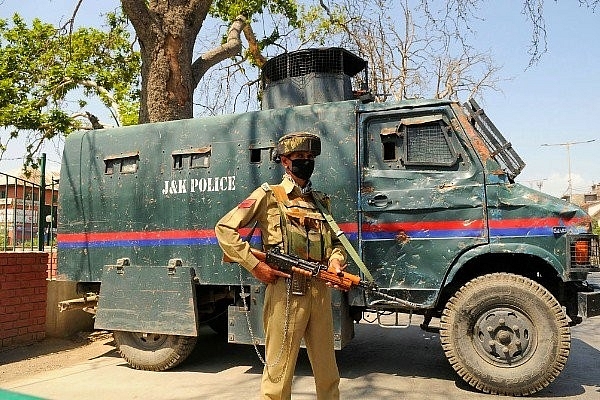 A police officer stands guard in Srinagar. (Waseem Andrabi/Hindustan Times via Getty Images)