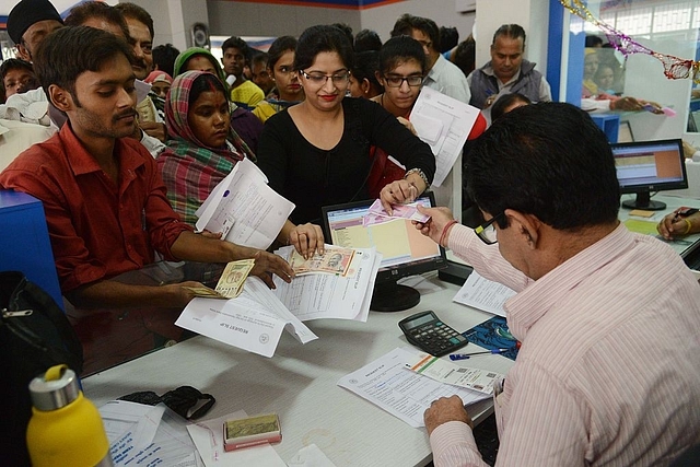 Customers exchange old notes for new ones in New Delhi following the government’s decision to ban Rs 500 and Rs 1,000 notes. (DOMINIQUE FAGET/AFP/GettyImages)