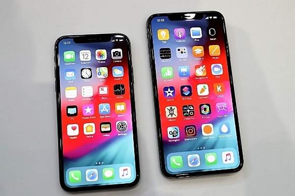 Feminists Accuse Apple Of Being ‘Sexist’, Say New iPhones ‘Too Big’ For Women