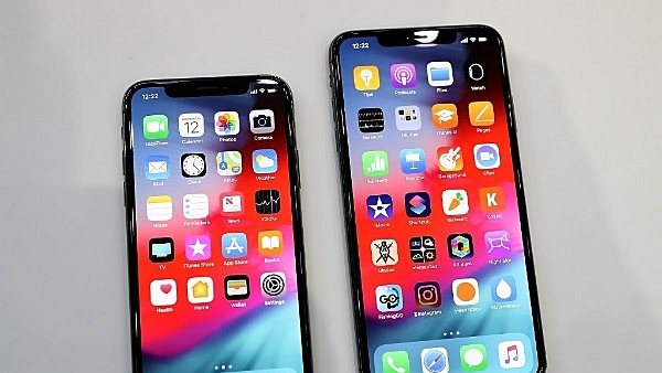 The new Apple iPhone Xs (L) and iPhone Xs Max (R) are displayed during an Apple special event (Photo by Justin Sullivan/Getty Images)