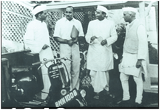 Firodia showing an auto rickshaw to the then Prime Minister Jawaharlal Nehru. Source: forcemotors.com