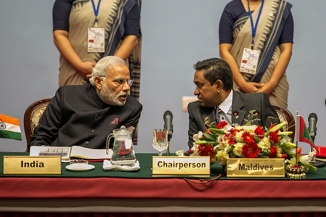 Narendra Modi, Prime Minister of India, speaks to Abdulla Yameen, President of the Maldives during the inaugural session of the 18th SAARC Summit. (Narendra Shrestha - Pool/Getty Images)&nbsp;