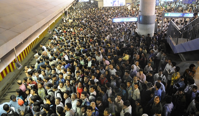 A heavy crowd of passengers  at the Delhi Metro’s Rajiv Chowk station. (Sunil Saxena/HindustanTimes via Getty Images)