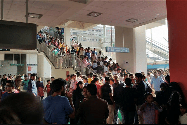 Teeming Ameerpet Station (Rajarmadesn/Wikipedia)